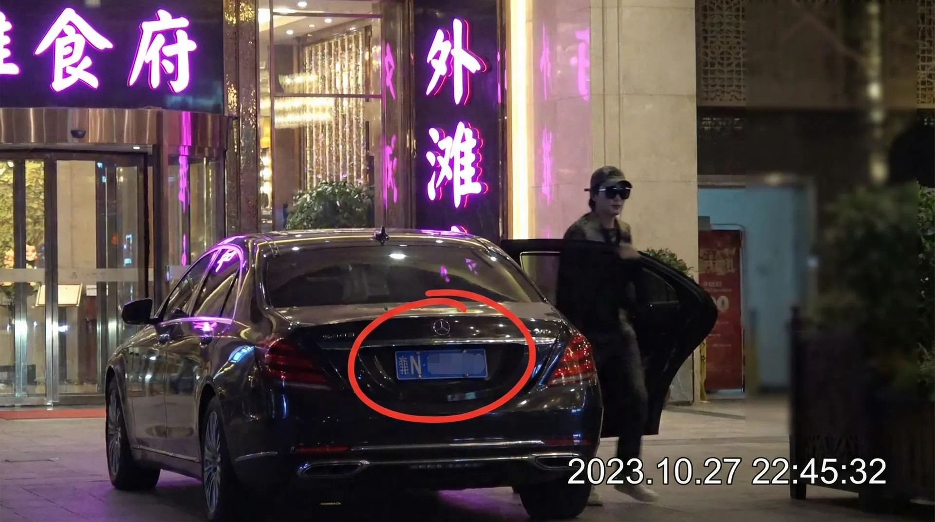 51吃瓜网 | 51吃瓜网官方平台-今日热点51吃瓜网爆料专区 - 豪车餐厅外被拍